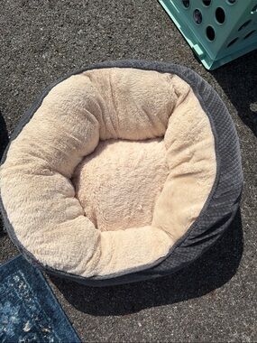 Cozy Round Pet Bed in Cream and Gray